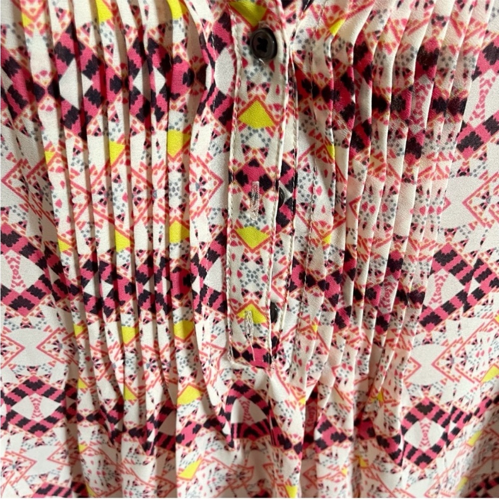 HD in Paris Anthropologie Kaveri shirt white red geometric pleated lightweight - Picture 5 of 10